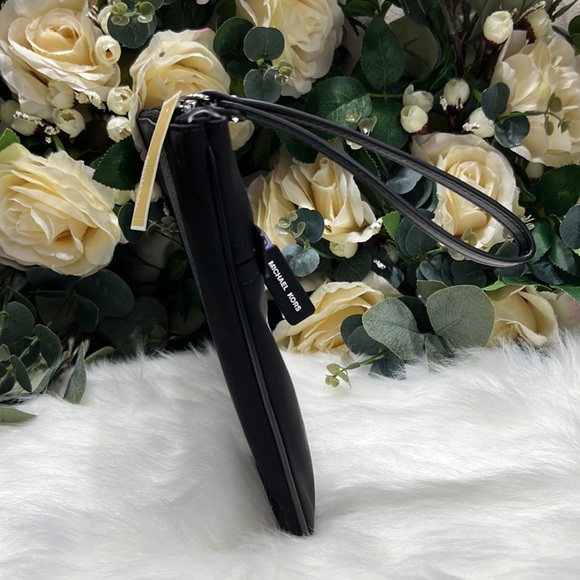 NWT MICHAEL KORS BLACK LARGE SPORTS WRISTLET/ CLUTCH - Picture 9 of 15